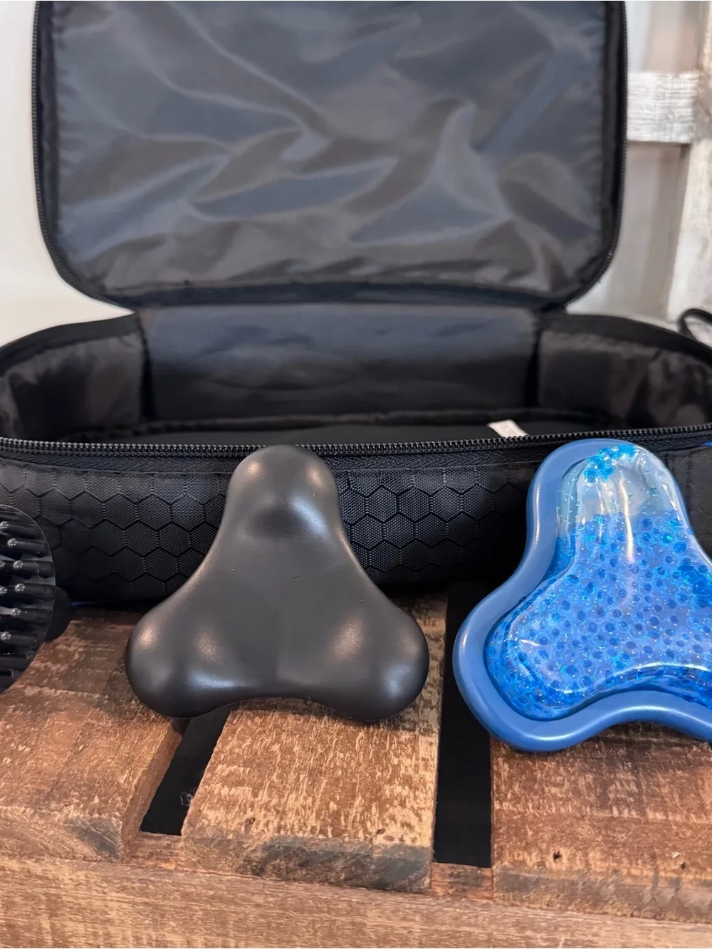 Wahl Handheld Massager with Blue Body and Black Case